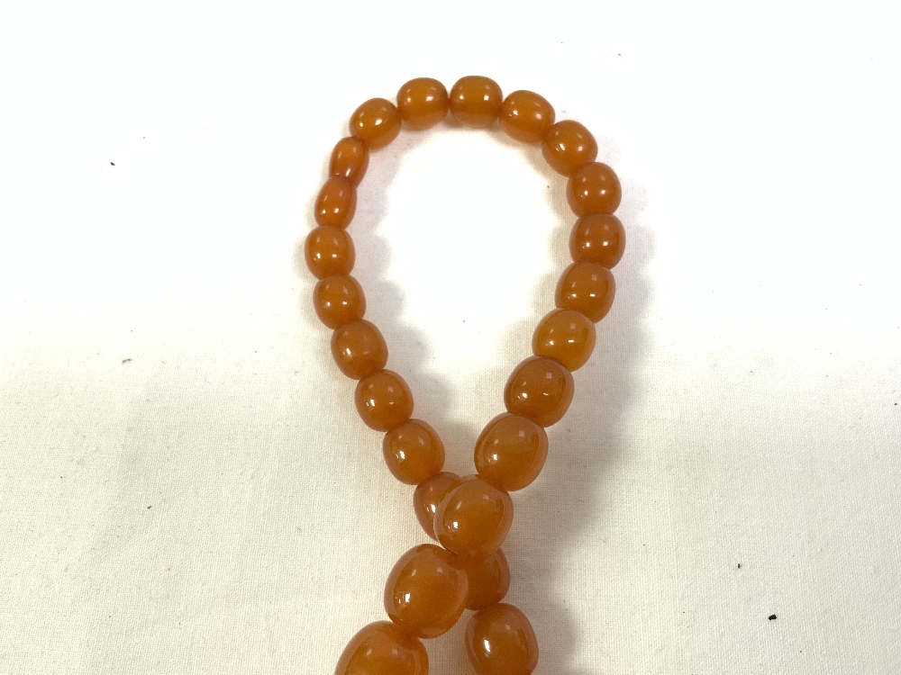 VINTAGE AMBER BUTTERSCOTCH BAKELITE GRADUATED NECKLACE, 24INCH, 74 GRAMS - Image 5 of 5