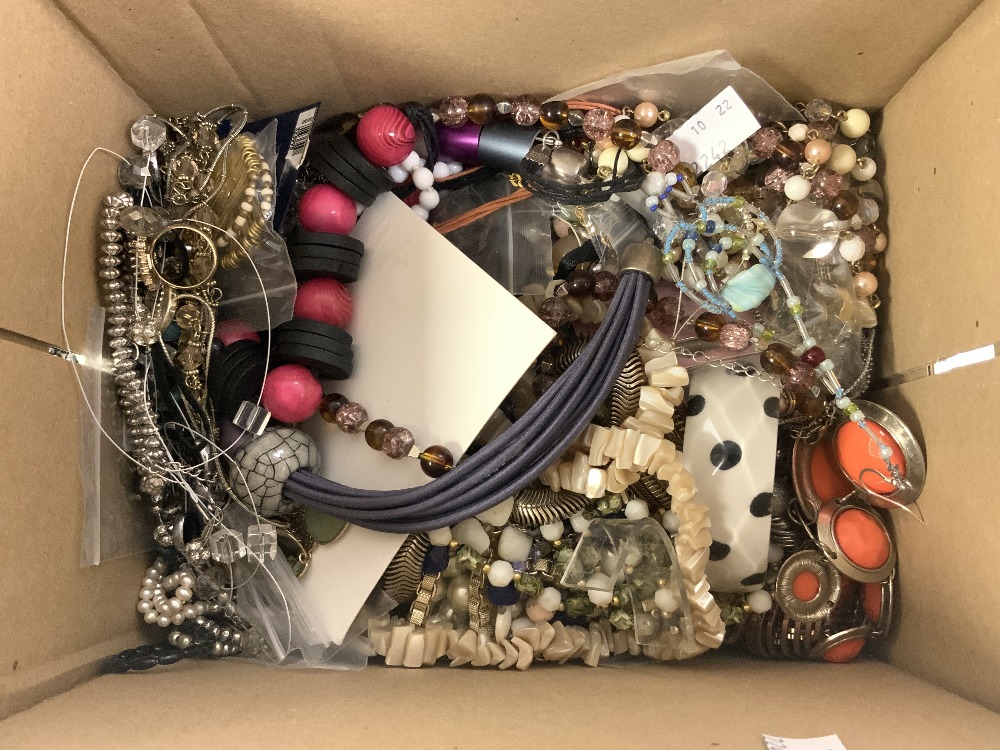 QUANTITY OF COSTUME JEWELLERY - Image 6 of 7