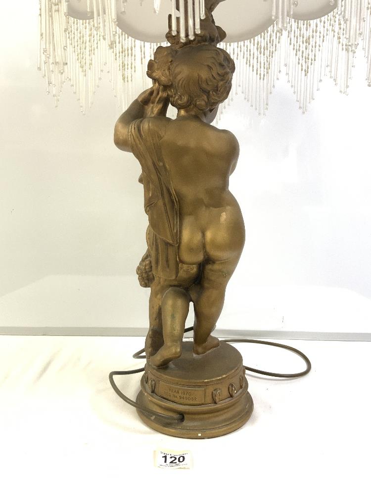 GOLD-PAINTED PLASTER CHERUB FIGURE TABLE LAMP WITH A BEADED SHADE 64 CM - Image 3 of 4