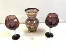 TWO LARGE RUBY RED GLASSES WITH A VINTAGE JUG WITH GILT DECORATION OF FLOWERS