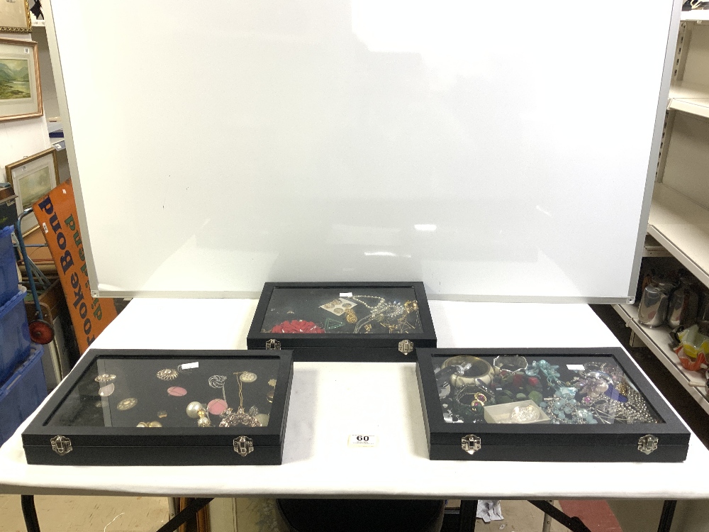 THREE TABLE TOP DISPLAY CABINETS CONTAINING COSTUME JEWELLERY - Bild 5 aus 6