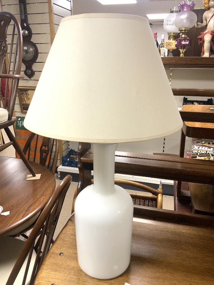 A WHITE GLASS VASE TABLE LAMP, WITH SHADE, 43 CMS. - Image 2 of 3