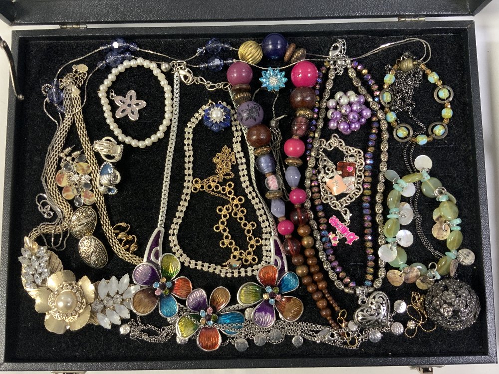 TWO TABLETOP DISPLAY CABINETS OF COSTUME JEWELLERY - Bild 2 aus 4