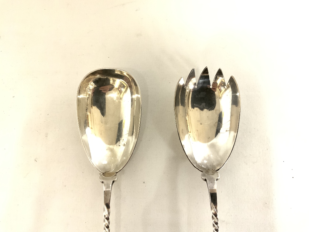 A PAIR OF MAPPIN AND WEBB SILVER PLATED SALAD SERVERS WITH ROYAL DOULTON GLAZED STONEWARE HANDLES. - Image 2 of 5