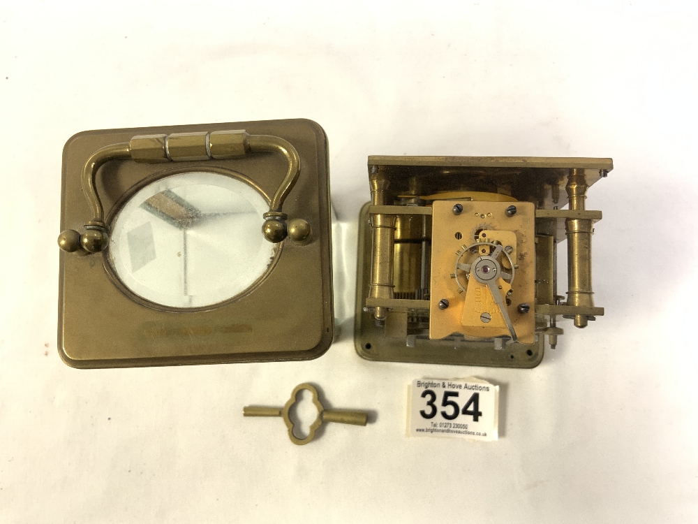 A FRENCH BRASS CARRIAGE CLOCK (A/F) WITH KEY - Image 6 of 6