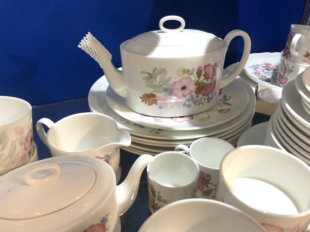 EXTENSIVE DINNER AND TEA SERVICE BY WEDWOOD (MEADOW SWEET PATTERN) AND MORE - Bild 6 aus 12