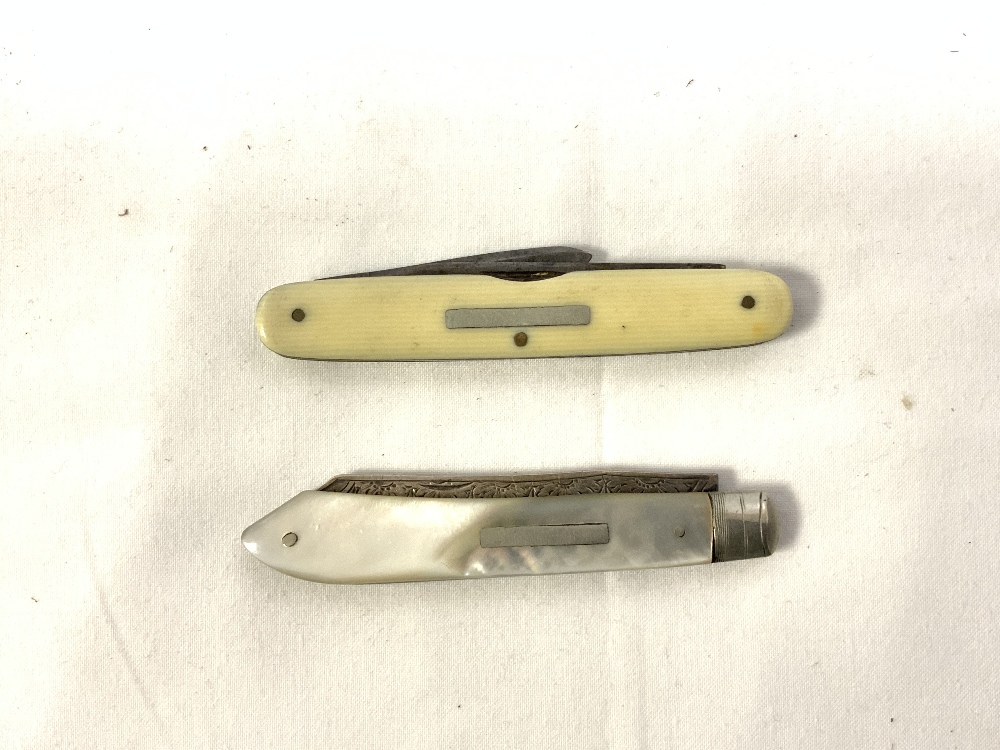 MOTHER O PEARL AND ENGRAVED HALLMARKED SILVER FRUIT KNIFE SHEFFIELD 1917, MAKER CONSTANTINE AND - Image 3 of 4