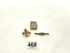 A 9CT PENDANT AND BROOCH, AND A 1940S GENTS 9CT WRISTWATCH. AF.