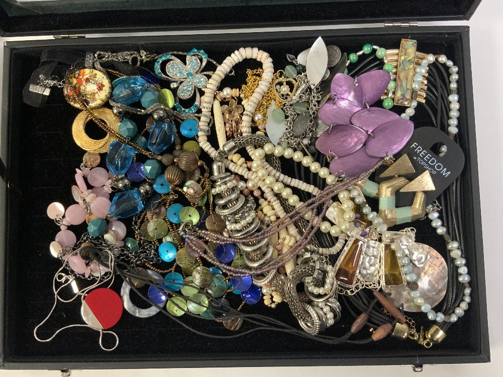 TWO TABLETOP DISPLAY CABINETS OF COSTUME JEWELLERY - Bild 3 aus 4