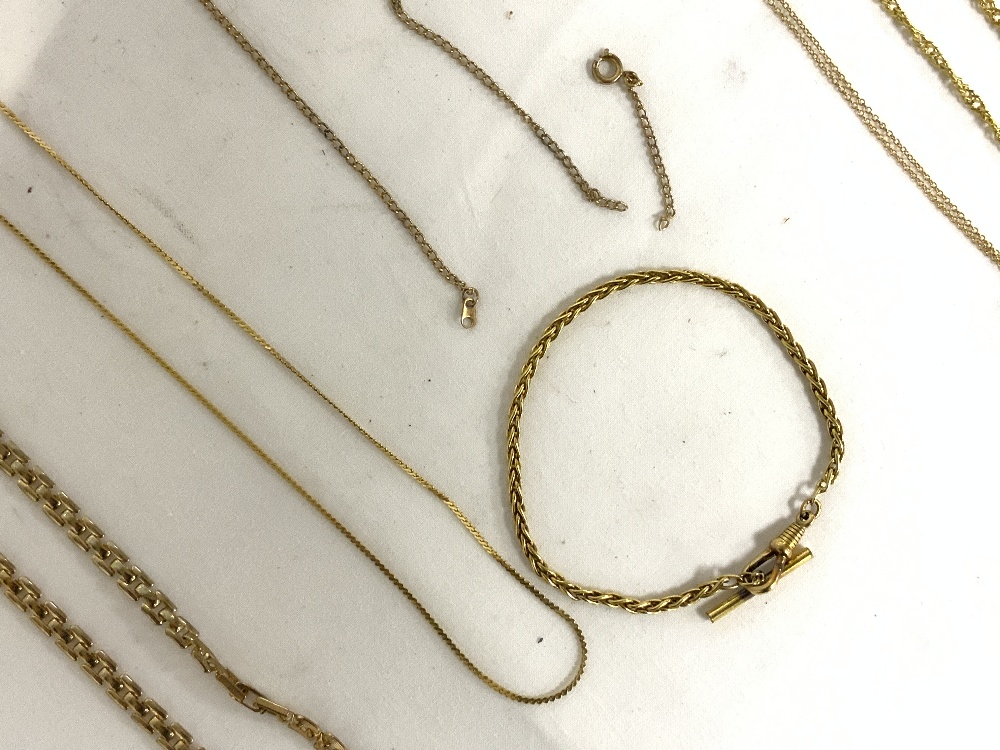 A HOLLOW YELLOW METAL CHAIN, POSSIBLY 9CT, AND 7 OTHER YELLOW METAL CHAINS. AND A YELLOW METAL - Image 4 of 5