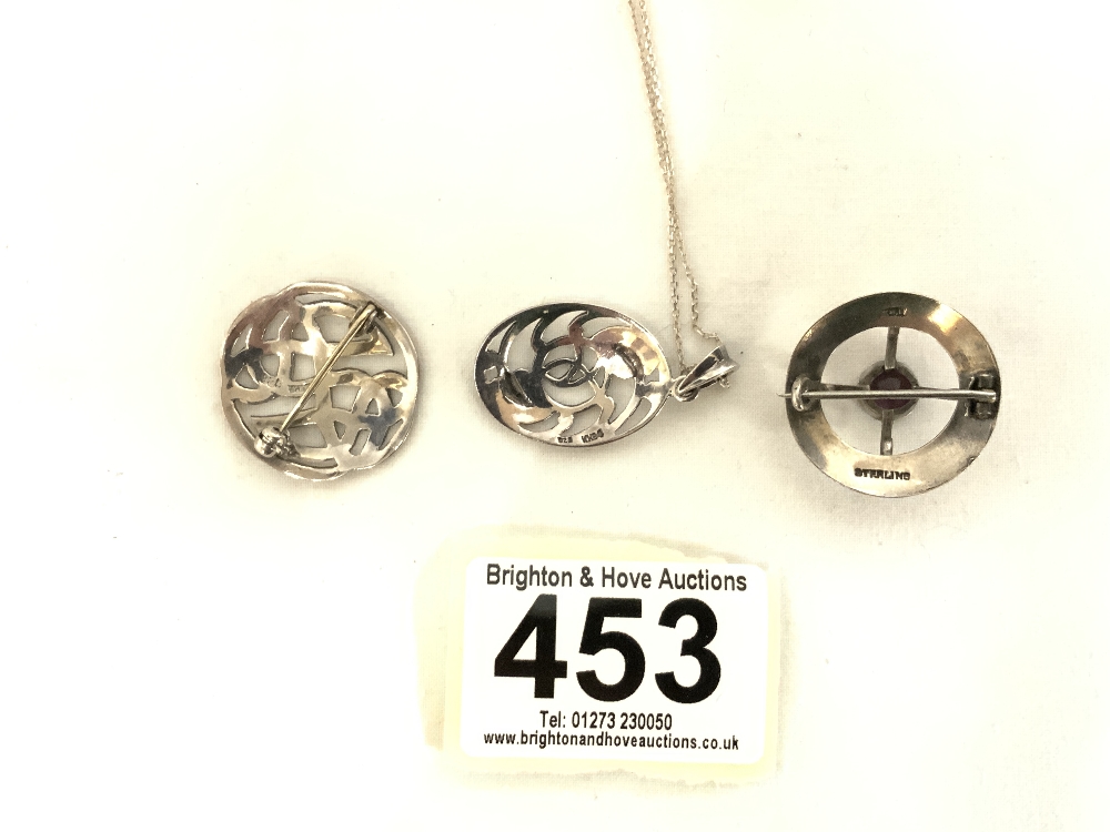 TWO STERLING SILVER SCOTTISH DESIGN BROOCHES, AND A PENDANT ON SILVER CHAIN. - Bild 4 aus 4