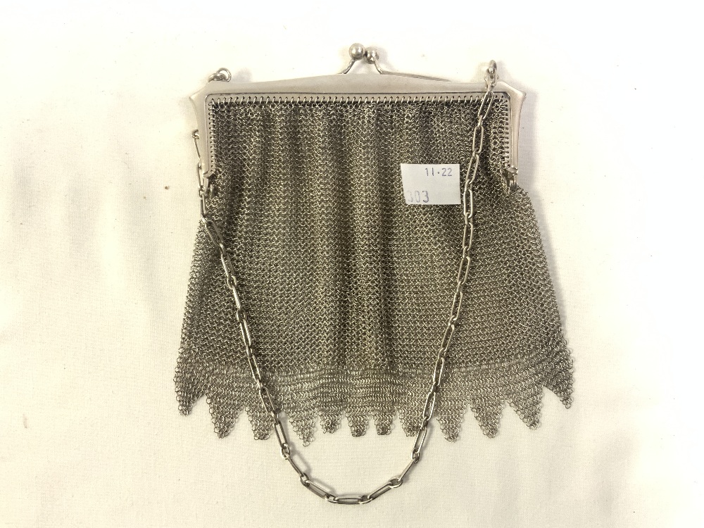 HALLMARKED SILVER MESH EVENING PURSE WITH CHAIN LINK HANDLE, BIRMINGHAM 1912, 146 GRAMS - Image 3 of 6