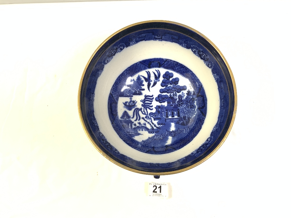 A BLUE AND WHITE GILT DECORATED WILLOW PATTERN BOWL ON THREE FEET (24.5CMS) - Image 2 of 5