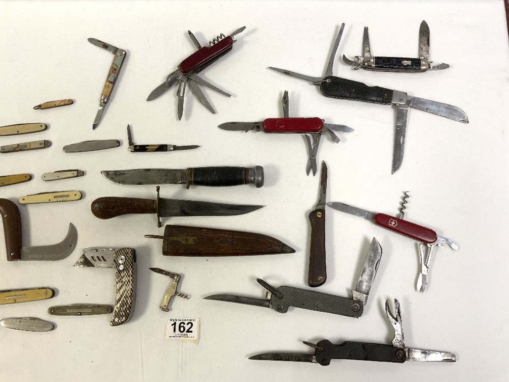 A QUANTITY OF KNIVES AND DAGGERS - INCLUDES VICTORKNOX, MARBLES GLADSTONE, AND A RICHARDS WELSH LADY - Image 3 of 14