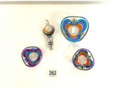 THREE SMALL MURANO COLOURED GLASS DISHES, AND A GLASS BOTTLE STOP.