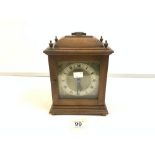 GEORGIAN-STYLE MAHOGANY MANTEL CLOCK WITH BRASS AND SILVERED DIAL 23 CM
