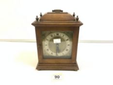 GEORGIAN-STYLE MAHOGANY MANTEL CLOCK WITH BRASS AND SILVERED DIAL 23 CM