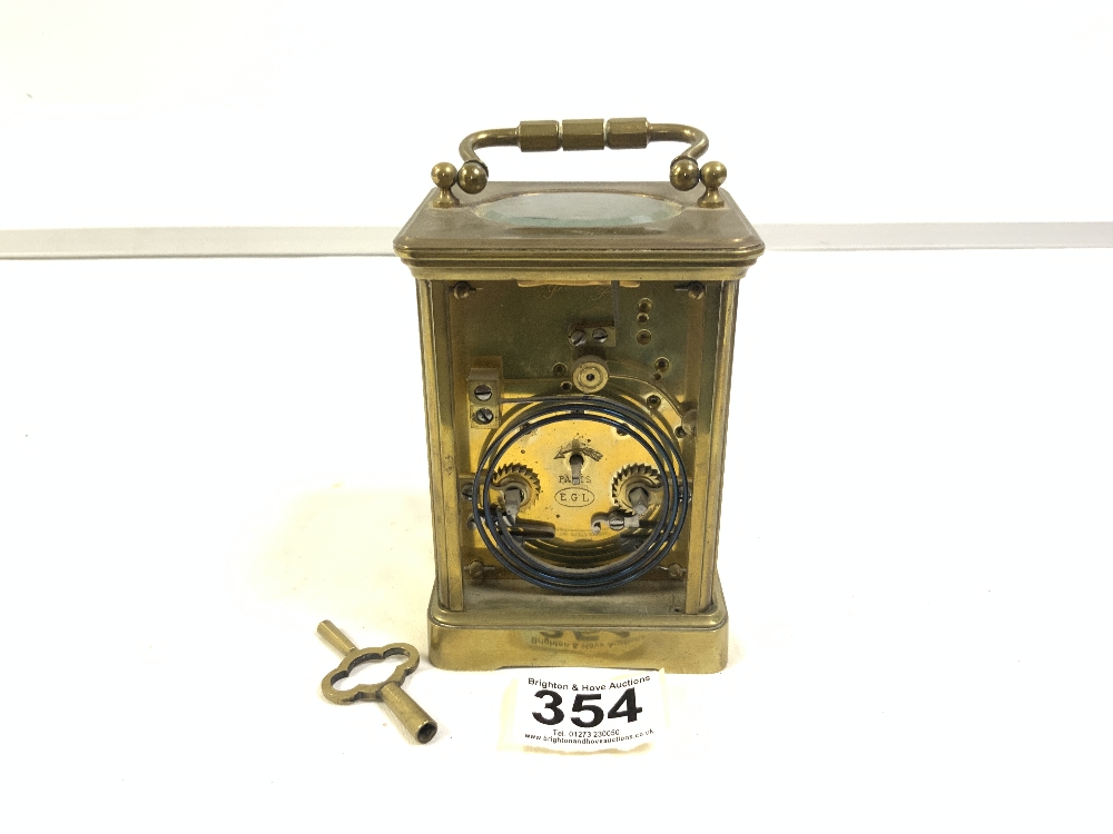 A FRENCH BRASS CARRIAGE CLOCK (A/F) WITH KEY - Image 4 of 6