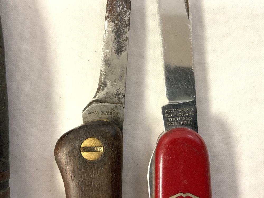 A QUANTITY OF KNIVES AND DAGGERS - INCLUDES VICTORKNOX, MARBLES GLADSTONE, AND A RICHARDS WELSH LADY - Image 12 of 14