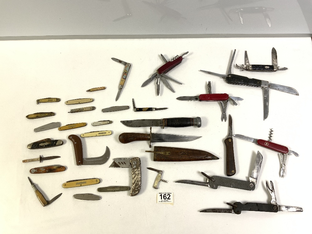 A QUANTITY OF KNIVES AND DAGGERS - INCLUDES VICTORKNOX, MARBLES GLADSTONE, AND A RICHARDS WELSH LADY