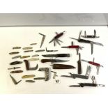 A QUANTITY OF KNIVES AND DAGGERS - INCLUDES VICTORKNOX, MARBLES GLADSTONE, AND A RICHARDS WELSH LADY