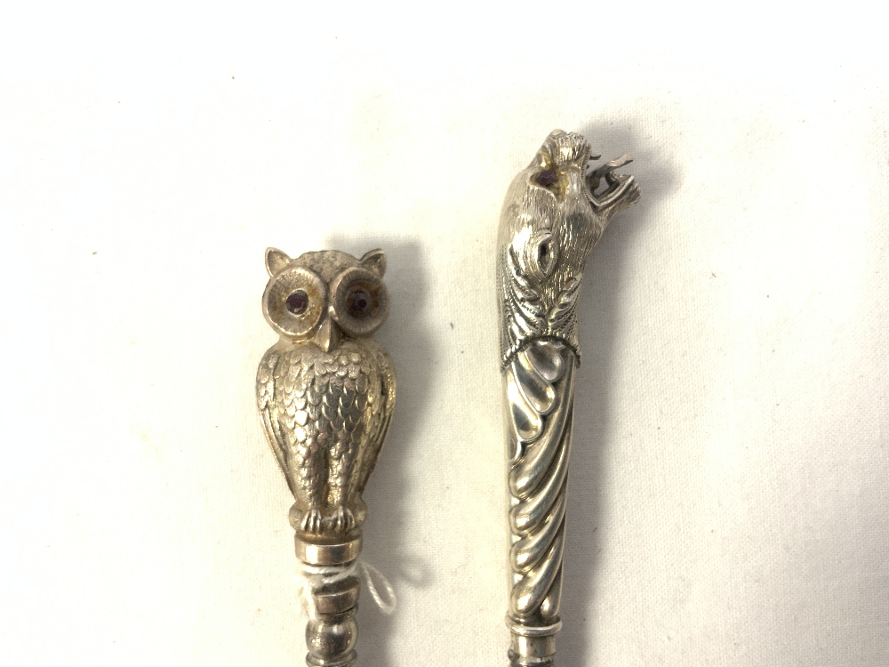 HALLMARKED SILVER OWL HANDLED BUTTON HOOK WITH GARNET EYES - BIRMINGHAM 1907 -MAKER CRISFORD AND - Image 2 of 5