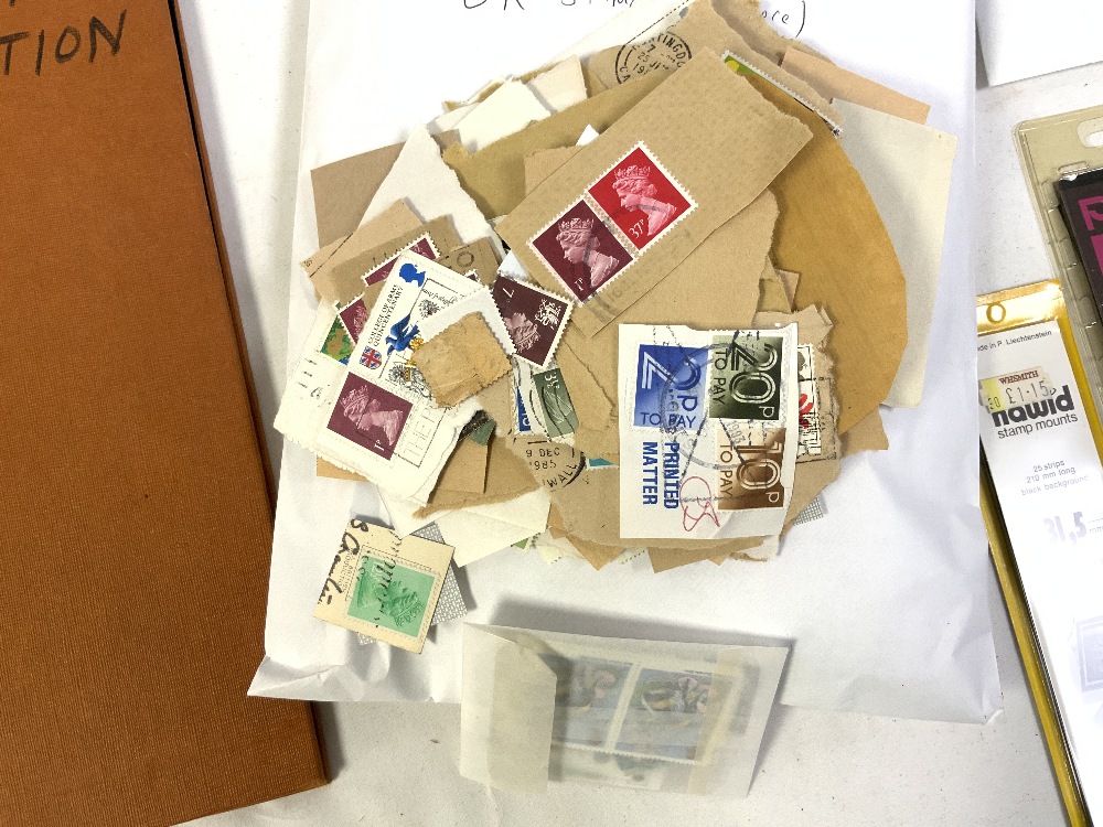 LARGE QUANTITY OF STAMPS - 4 ALBUMS OF UK, LOOSE STAMPS, FIRST DAY COVERS WORLD STAMPS - Image 15 of 29