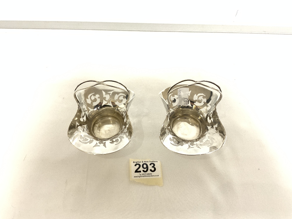 A PAIR OF HALLMARKED SILVER SHAPED OVAL PIERCED BON-BON BASKETS WITH CARRY HANDLES, SHEFFIELD - Image 2 of 5
