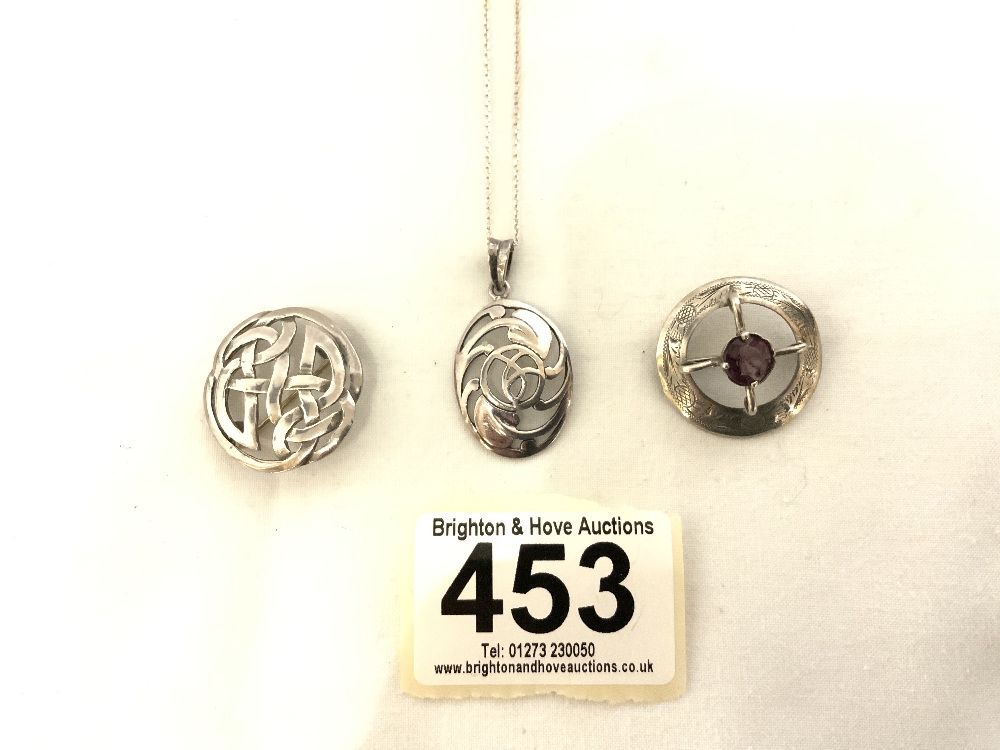 TWO STERLING SILVER SCOTTISH DESIGN BROOCHES, AND A PENDANT ON SILVER CHAIN. - Bild 3 aus 4