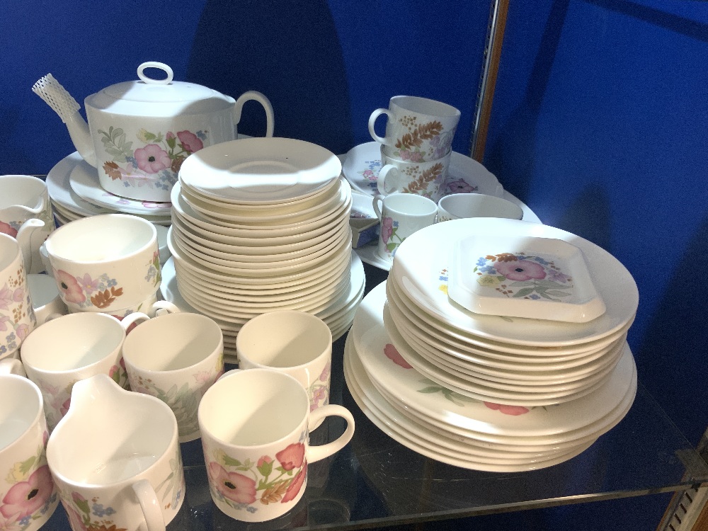 EXTENSIVE DINNER AND TEA SERVICE BY WEDWOOD (MEADOW SWEET PATTERN) AND MORE - Bild 4 aus 12