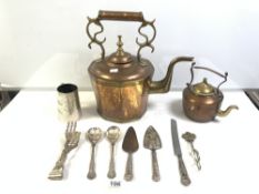 LARGE ANTIQUE COPPER AND BRASS KETTLE, SMALLER COPPER KETTLE, A PLATED TANKARD, AND CUTLERY