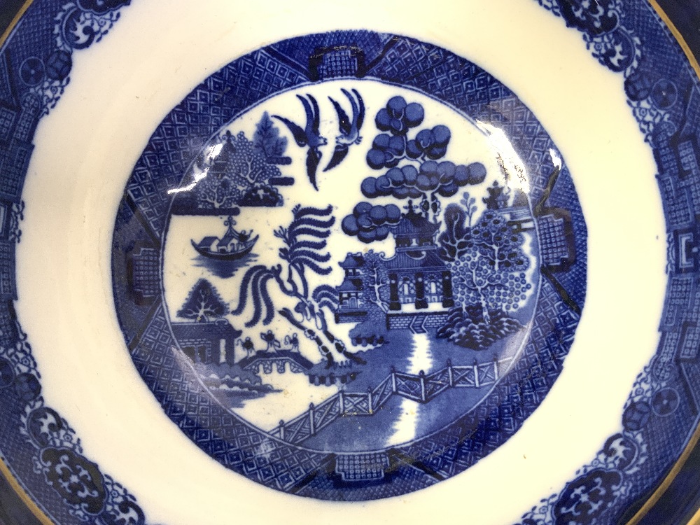 A BLUE AND WHITE GILT DECORATED WILLOW PATTERN BOWL ON THREE FEET (24.5CMS) - Image 3 of 5