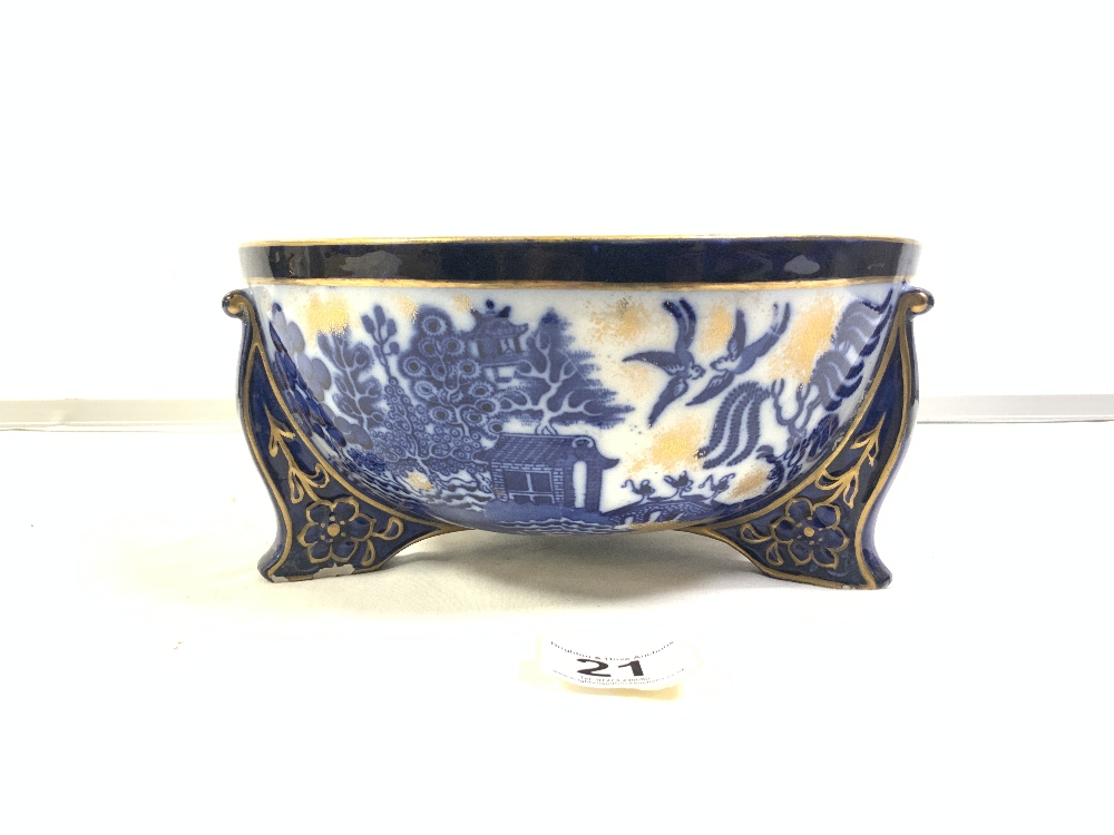 A BLUE AND WHITE GILT DECORATED WILLOW PATTERN BOWL ON THREE FEET (24.5CMS) - Image 4 of 5