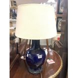 A MODERN BLUE GLAZED CERAMIC CHINESE STYLE TABLE LAMP. 42 CMS