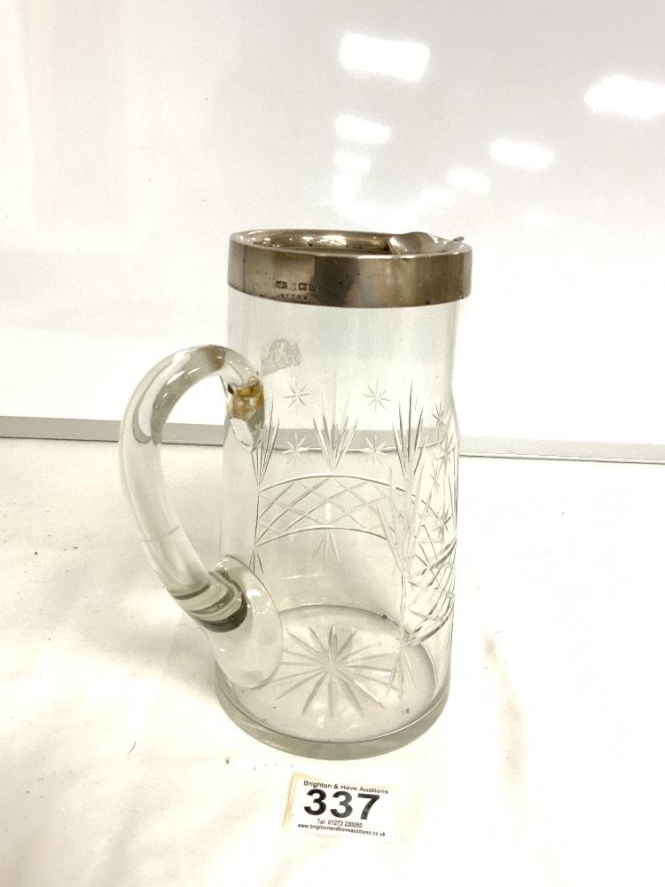 A CUT GLASS WATER JUG WITH A HALLMARKED SILVER RIM. BIRMINGHAM 1919, JOHN GRINSELL AND SONS. 20CMS. - Image 4 of 5