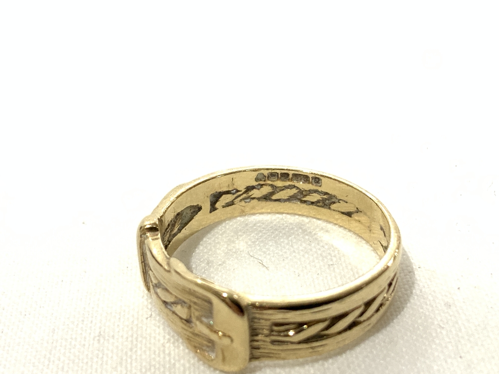 A 9CT GOLD BUCKLE RING, 2.9 GRAMS, AND A 9CT GOLD AND SAPPHIRE MODERNIST DESIGN RING, 5.1 GRAMS. - Bild 9 aus 11