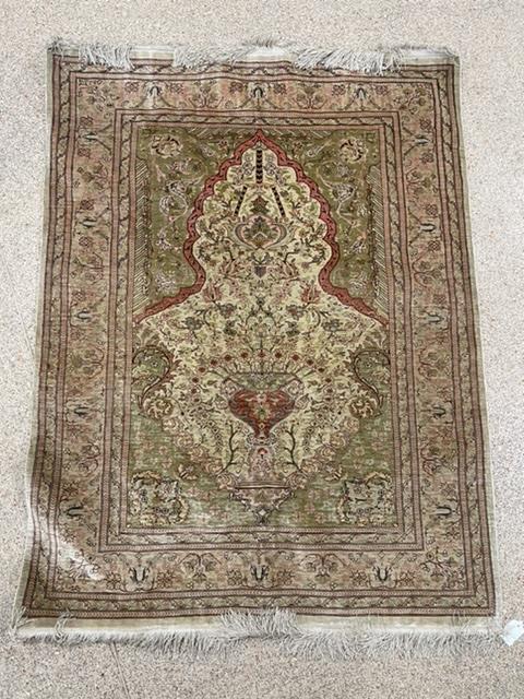 A FINE SILK PATTERNED COLOURED PERSIAN RUG. 118X90.