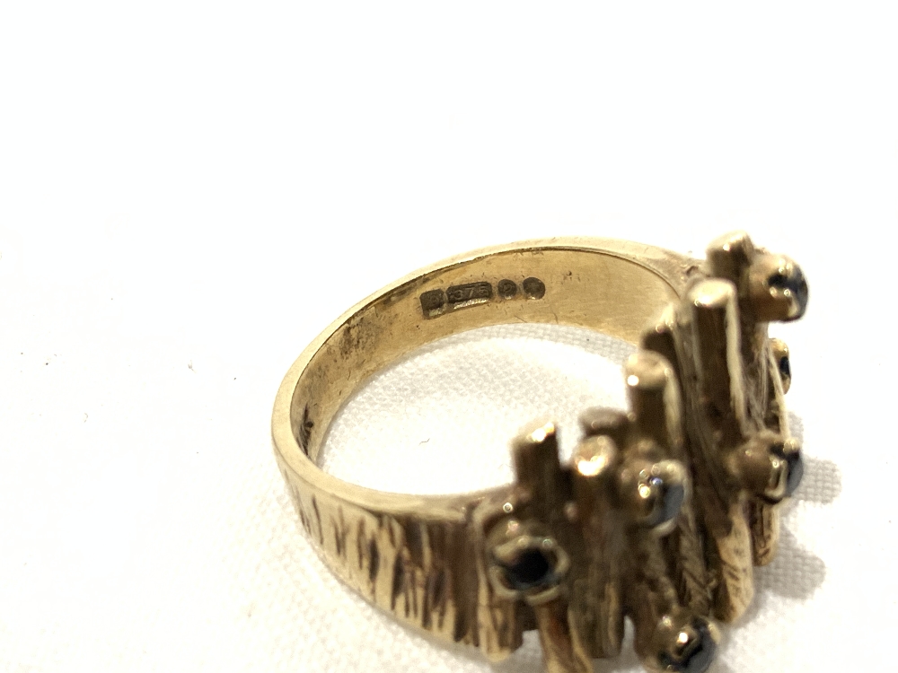 A 9CT GOLD BUCKLE RING, 2.9 GRAMS, AND A 9CT GOLD AND SAPPHIRE MODERNIST DESIGN RING, 5.1 GRAMS. - Bild 7 aus 11