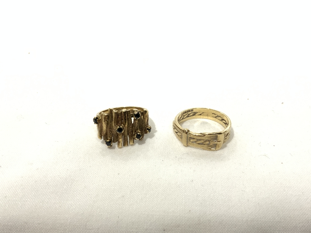 A 9CT GOLD BUCKLE RING, 2.9 GRAMS, AND A 9CT GOLD AND SAPPHIRE MODERNIST DESIGN RING, 5.1 GRAMS. - Bild 3 aus 11