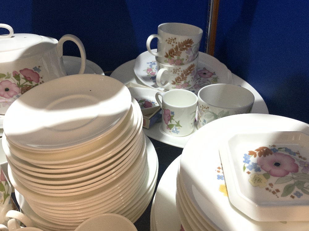 EXTENSIVE DINNER AND TEA SERVICE BY WEDWOOD (MEADOW SWEET PATTERN) AND MORE - Bild 5 aus 12