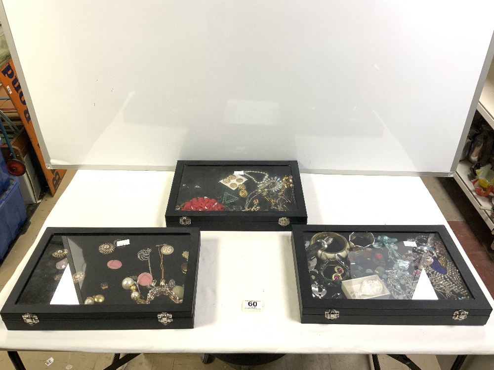 THREE TABLE TOP DISPLAY CABINETS CONTAINING COSTUME JEWELLERY - Bild 6 aus 6