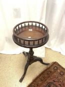 A REPRODUCTION MAHOGANY CIRCULAR GALLERIED DRINKS TABLE, ON CARVED TRIPOD BASE.