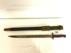 BRITISH MILITARY BAYONET IN SHEATH, MAKER WILKINSON, WITH CROWN ON BLADE AND DATED, 1907. BLADE-
