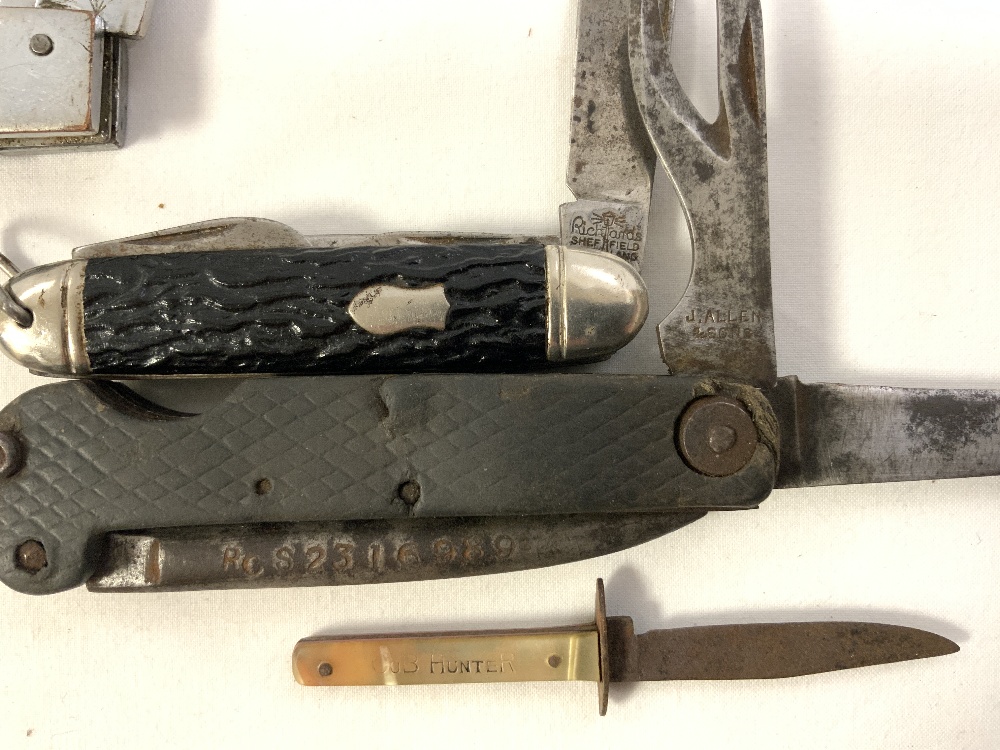 A QUANTITY OF KNIVES AND DAGGERS - INCLUDES VICTORKNOX, MARBLES GLADSTONE, AND A RICHARDS WELSH LADY - Image 10 of 14