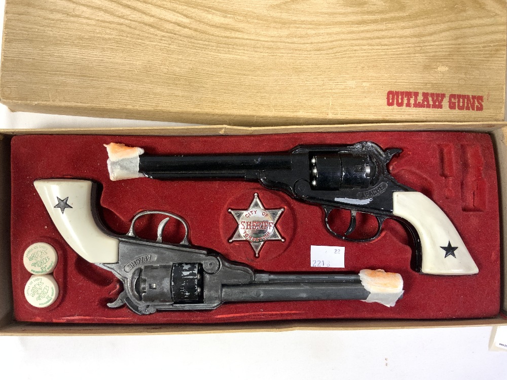 VINTAGE GAME - THREE KEYS TO TREASURE BAGATELLE GAME AND TOY CAP GUNS - OUTLAWS IN ORIGINAL BOX BY - Image 2 of 11