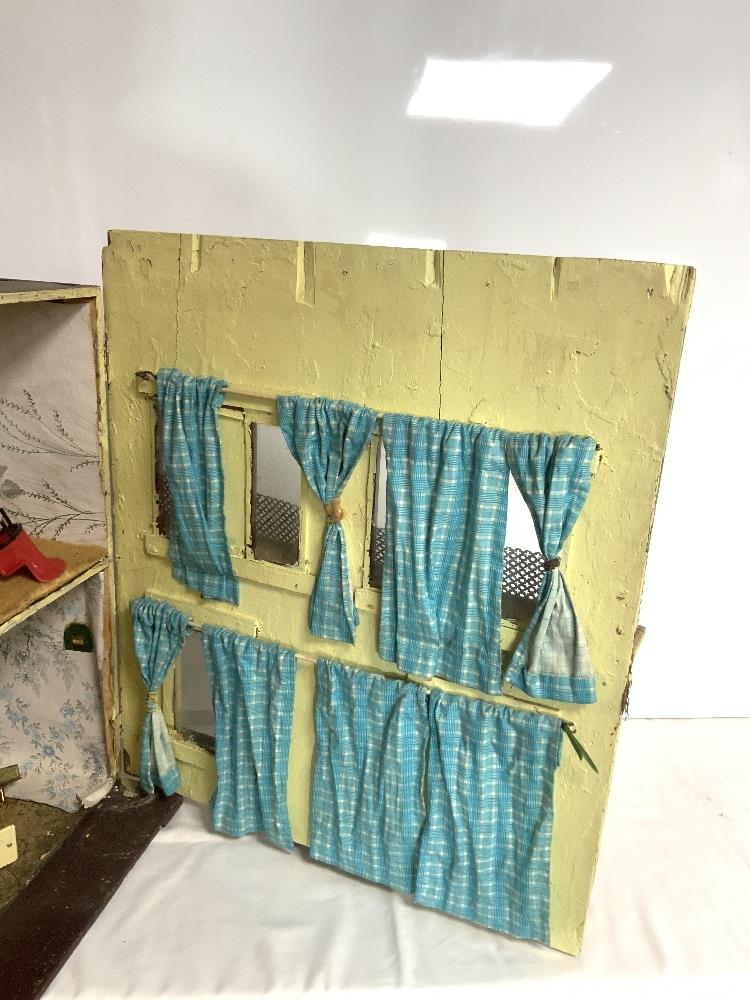 VINTAGE DOLLS HOUSE WITH VINTAGE DOLLS HOUSE FURNITURE CRESCENT AND KEEWARE 59 X 50 CMS - Image 3 of 4