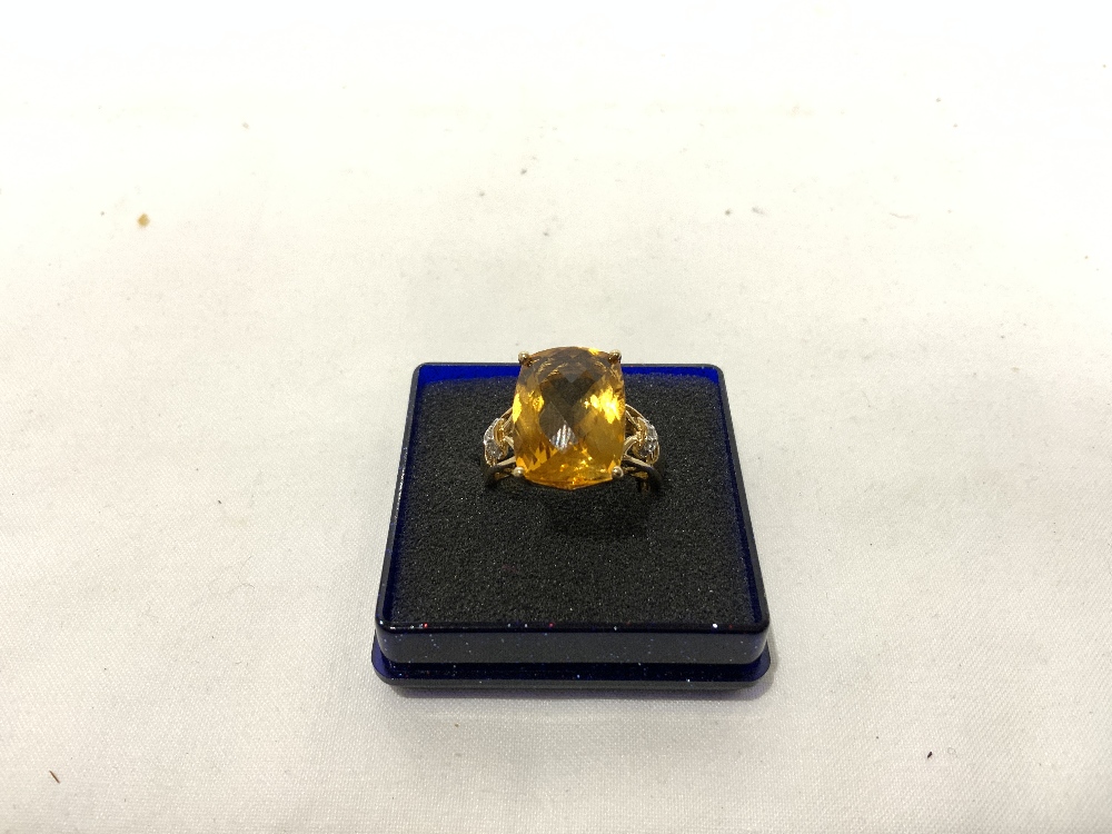 A 10K MARKED YELLOW METAL AND CITRINE AND DIAMOND SET DRESS RING. - Bild 2 aus 8