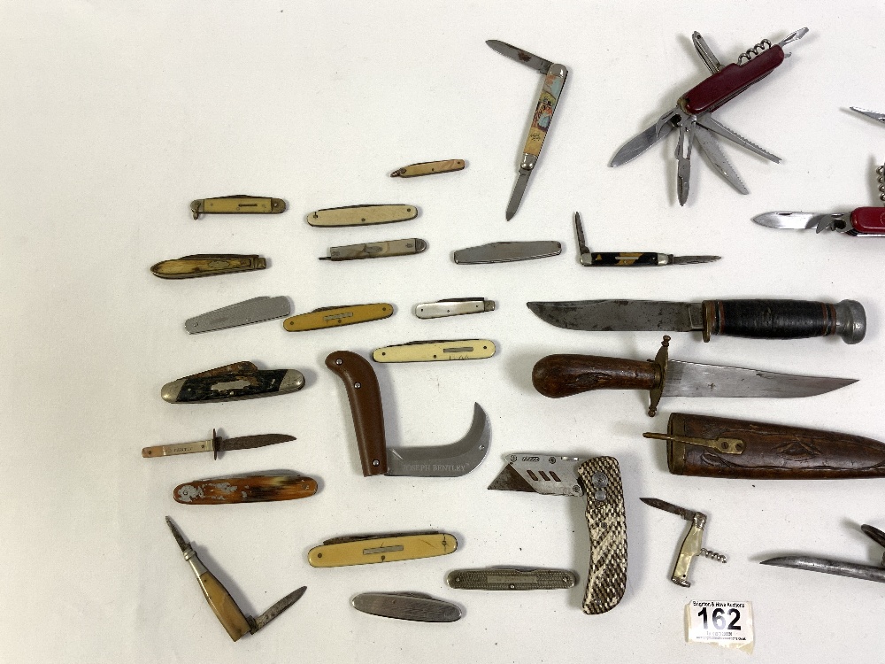 A QUANTITY OF KNIVES AND DAGGERS - INCLUDES VICTORKNOX, MARBLES GLADSTONE, AND A RICHARDS WELSH LADY - Image 2 of 14