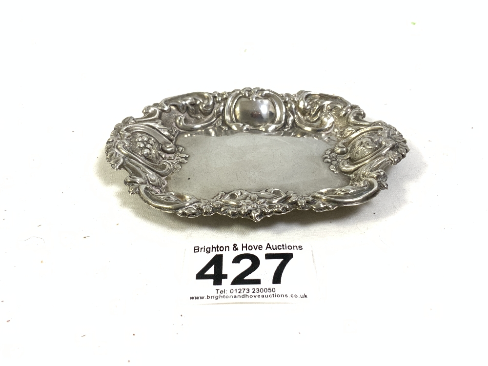 VICTORIAN HALLMARKED SILVER EMBOSSED PIN TRAY CHESTER 1900 BY WILLIAM AITKEN 23 GRAMS - Image 2 of 4