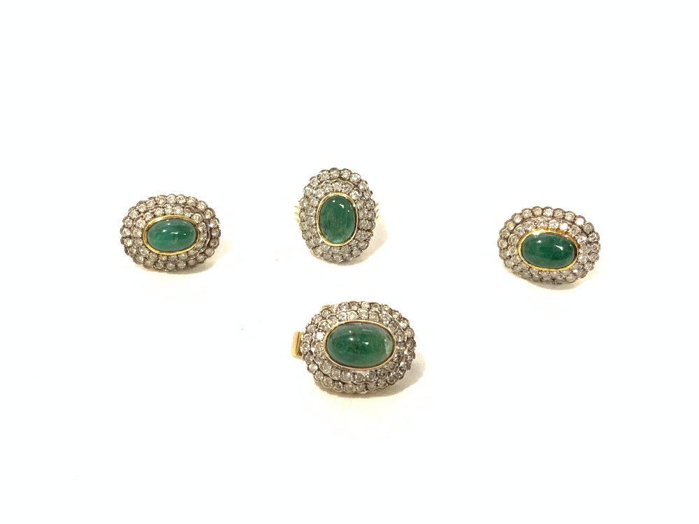 A MODERN SUITE OF YELLOW METAL, AND CABOCHON EMERALD AND DIAMOND SET JEWELLERY, GROSS WEIGHT 24.3 - Bild 2 aus 5